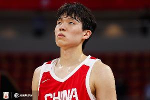 媒体人：杨瀚森防沉退难换防三分 国家队该如何用他？-d1
